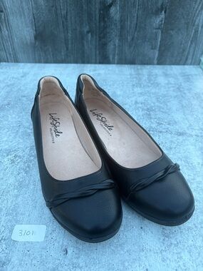 Life Stride Black Women's mini wedge flat with Twisted Trim - Size 8 wide